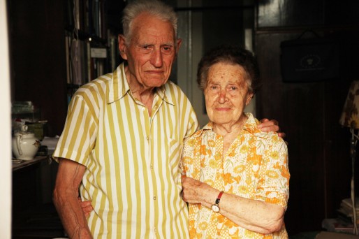 Boris Dorfman a longtemps été le dernier juif de Lviv à parler yiddish. À 90 ans, il s'improvise professeur pour les étudiants et les chercheurs de la ville. Avec sa femme Betty, dans leur appartement. (Photo Bulli Tour)