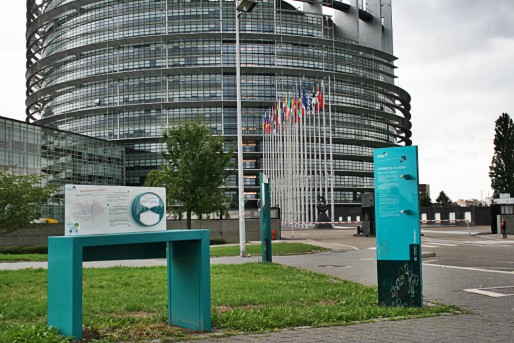 Les panneaux n'invitent pas les visiteurs à se rendre au centre de l'hémicycle (Photo JFG / Rue89 Strasbourg / cc)