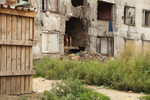 Plus d'un tiers des Roms vivant dans le bidonville sont de jeunes enfants. (Photo Bulli Tour)
