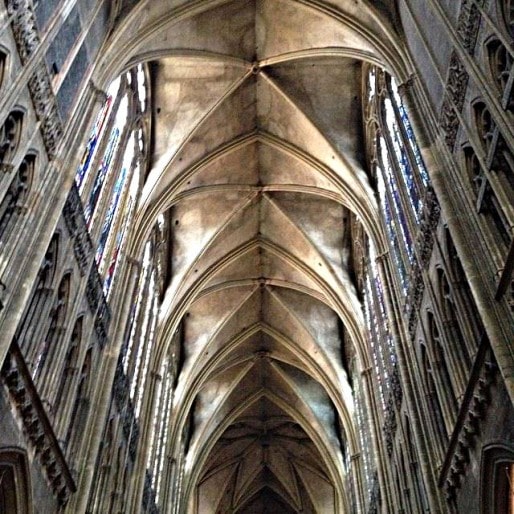 À l'intérieur de la cathédrale de Metz, on se laisse facilement impressionner par les superbes voûtes éclairées par les vitraux. (Photo CB / Rue89 Strasbourg / cc)