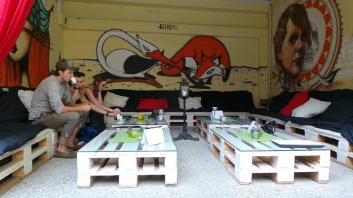 A droite de l'espace canapé, une oeuvre réalisée par l'artiste strasbourgeois Pisco (Photo LR / Rue89 Strasbourg / cc)