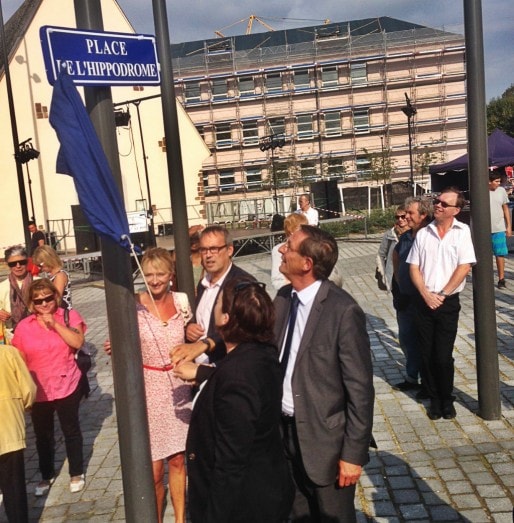 Pernelle Richardot (de dos), Robert Herrmann (à droite) et Philippe Bies (au fond) inaugurent la nouvelle place du quartier le samedi 13 septembre (photo JFG/ Rue89 Strasbourg)