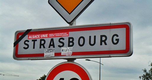 Un bandeau noir apposé par le parti régionaliste Unser Land à l'entrée de Strasbourg pour exprimer l'opposition à la réforme territoriale. (Photo JFG/ Rue89 Strasbourg)