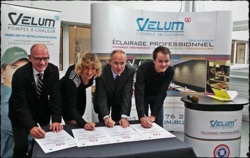 Signature du millième contrat génération en Alsace à l'entreprise Velum International. De gauche à droite Frédéric Plisson, nouveau commercial ; Anne Vetter, directrice de Velum ; Stéphane Bouillon, préfet d'Alsace et Brice Romano, dessinateur au bureau éclairage. (Photo JFG/ Rue89 Strasbourg°