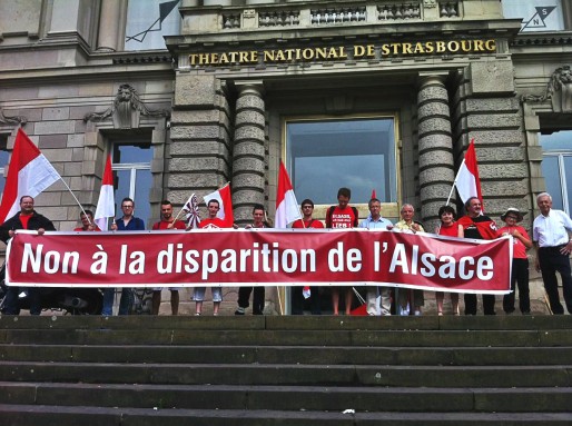 Des membres d'Unser Land en juin lors de la manifestation "pour l'Alsace" à Strasbourg (Photo Unser Land)