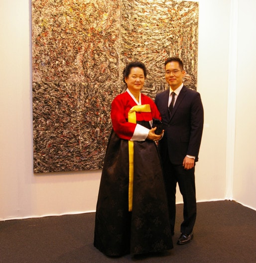 Hwang Eun Sung devant l'une de ses peitures avec son fils (photo CM/Rue89 Strasbourg)
