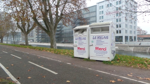 L'entreprise Le Relais a installé environ 80 conteneurs dans la CUS afin de récupérer les vêtements (Photo FD / Rue89 Strasbourg) 