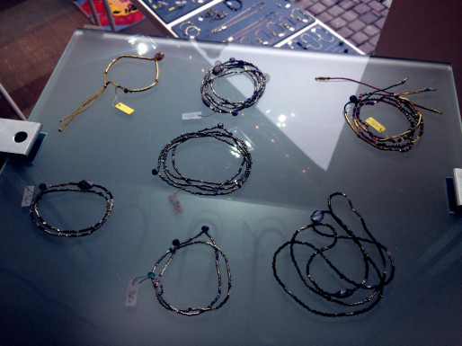 Des bijoux créateurs, mais aussi de la déco, du mobilier et du design chez Pêle-Mêle, cachée rue des Veaux. (Rue89 Strasbourg - BR)