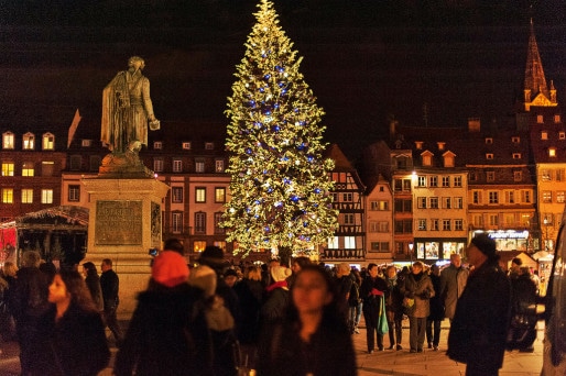 Au marché de Noël comme l'été sur les terrasses, les touristes et les Strasbourgeois doivent devenir les ambassadeurs de la ville sur les réseaux sociaux. (Photo JdelPhoto / Flickr / cc)