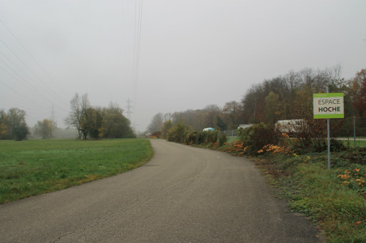 Il faut encore parcourir environ un kilomètre avant de parvenir à la guérite du gardien. (Photo JT/ Rue89 Strasbourg)
