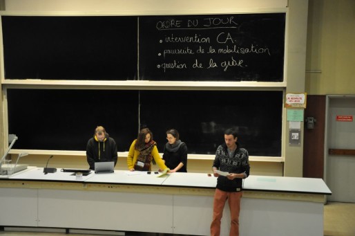Des étudiants volontaires pour assurer la bonne tenue de l'Assemblée générale. (Photo JFG / Rue89 Strasbourg)
