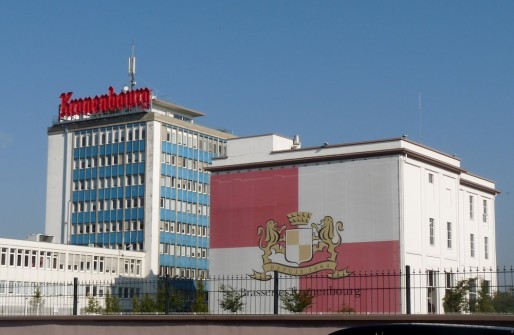 La brasserie Hat (vue avant) s'est installée en 1862 à Cronenbourg, dont elle a pris le nom. L'entreprise a déménagé à Obernai entre 2000 et 2014. Sur son terrain s'édifie actuellement le quartier Brasserie (Photo Wikipédia)