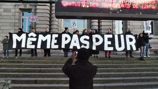 Devant le TNS, un message aux terroristes (Photo JFG / Rue89 Strasbourg)