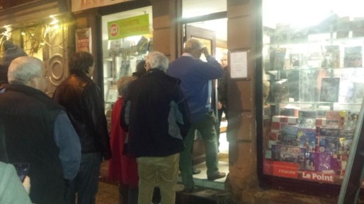 La queue dans un kiosque à journaux de la Robertsau mercredi matin (Photo Igor Soltes / Twitter)
