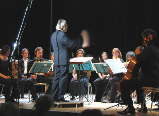 Etienne Bardon dirige l'ensemble instrumental Volutes (Photo Volutes)