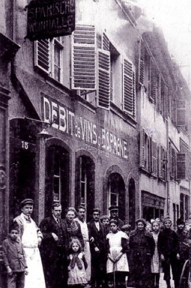 Au XIXème et XXème siècle, la Krutenau grouille de petits commerces, d'artisans et d'ouvriers - Ici, au n°15 de la rue Sainte-Madeleine (Carte postale Delcampe)