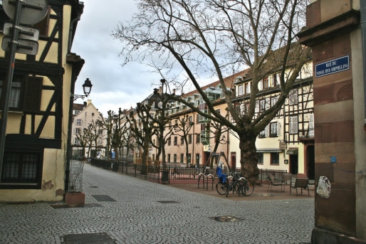Place des Orphelins, réaménagée en 2013, était au point de départ du "fossé des orphelins", en eaux à partir du XVème siècle (Photo MM / Rue89 Strasbourg)