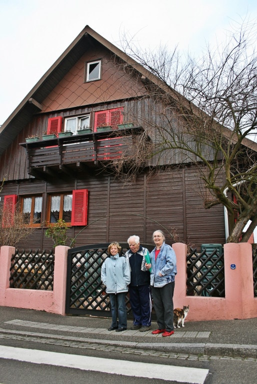 Huguette et Christiane habitent deux chalets de la rue du Rad depuis leur enfance, dans les années 1950 (Photo MM / Rue89 Strasbourg)