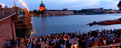 Les marches du Quai Saint-Pierre sont fréquentées par des centaines de personnes chaque soir en été. (Photo : mairie de Toulouse)