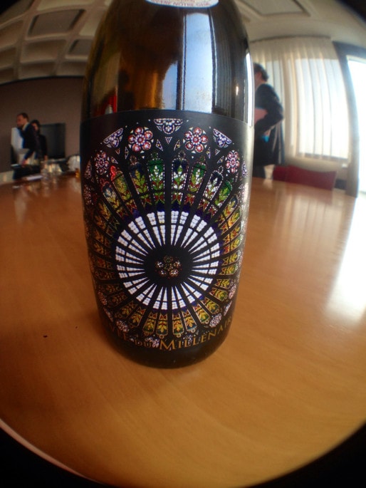 Un prototype des bouteilles  de la "cuvée du millénaire" de la Cathédrale. (photo JFG/Rue89 Strasbourg)