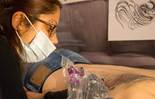 Hugo, 20 ans, réalise son premier tatouage chez Cévelyne