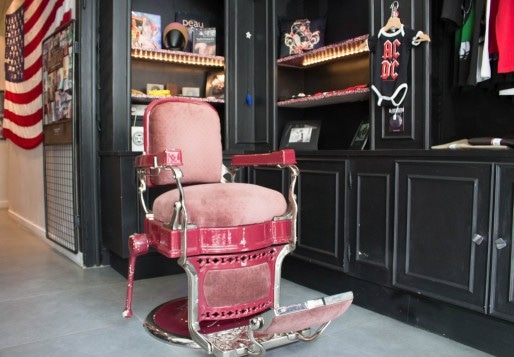 Le salon Ink'n Roll à la déco très américaine propose aussi des vêtements à la vente. (Photo ACG / Rue89 Strasbourg)