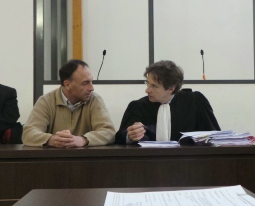Le Dr Raphaël Moog reçoit les conseils de son avocat Me Alexandre au début de la deuxième journée d'audience. (Photo PF / Rue89 Strasbourg / cc)