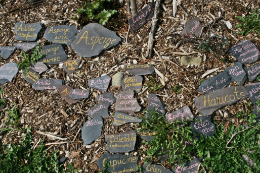 Les noms des plantes du jardin, écrits sur des tuiles à disposer à proximité (Photo MH)