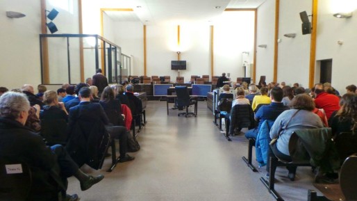 La salle du tribunal des assises, utilisée dans ce procès correctionnel, quelques minutes avant l'entrée des magistrats. (Photo PF / Rue89 Strasbourg)