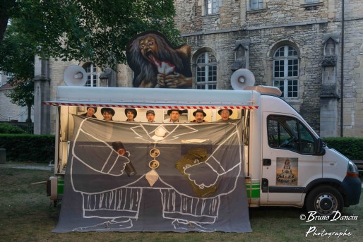 Un camion, deux braseros et une toile peinte ©DANCINBruno