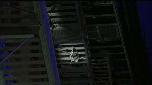 Des araignées robotiques qui frappent en rythme sur les escaliers du Shadok. 
