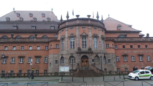 La façade des bains municipaux, classée au patrimoine historique