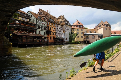 Le club Strasbourg Eaux Vives loue des canoë bi et monoplace et propose différents parcours pour découvrir la ville autrement. (Pixel_Pete/FlickR/cc
