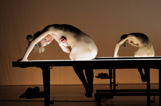 Le spectacle hyper technique de la compagnie anglaise Gandini Juggling, "CLØWNS & QUEENS" Photo Ludovic des Cognet