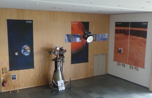 L'ISU expose dans son hall principal plusieurs satellites et un moteur de fusée. (Photo : Rue89Strasbourg)