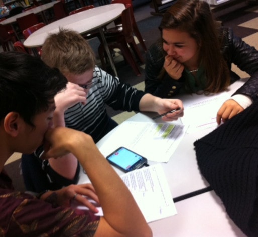 Par groupe de trois ou quatre, les élèves ont travaillé la poésie autour d'un smartphone (Photo : Lycée Le Corbusier)
