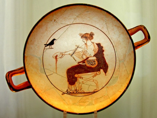 Apollon jouant de la lyre, sur un plateau du Ve siècle av. J.-C. - (Photo Dennis Jarvis / Flickr / cc)