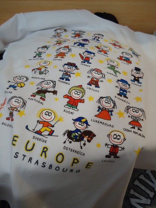 Ah si, il y a des t-shirts à l'effigie de l'Europe, mais uniquement en taille enfant...