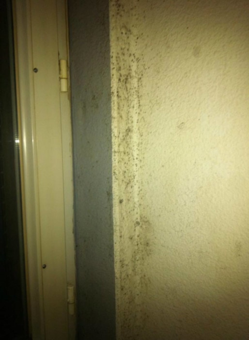 L'humidité s'installent sur les murs des cellules. Les détenus bouchent les VMC en hiver pour avoir moins froid. (Photo : doc.remis)