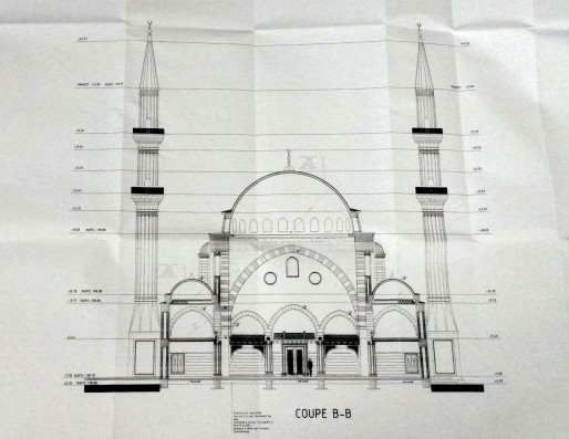 Dessin de coupe de la mosquée pour le permis de construire modificatif accordé le 9 juin. Sur ce plan, les minarets culminent à 44m mais les architectes prévoient de diminuer leur hauteur. (Claire Gandanger/cc)