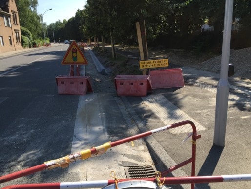 Route de La Wantzenau, des plots semblent faire obstacle aux cyclistes (Photo EJ)