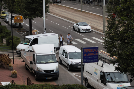 L'encombrement des pistes cyclables par les camionnettes est un sujet récurrent de tension (Photo Jean-Luc Bastian)