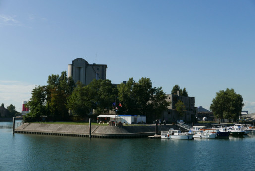 Bassin Louis-Armand, à l'extrémité de l'ancien bras du Rhin dit Petit-Rhin - En arrière-plan, les silos des Grands moulins de Strasbourg (Photo Emmanuel Jacob)