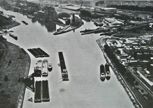 Avant-port nord vers 1950 - on y attachait et détachait les "trains" de chalands à l'entrée des bassins du Commerce et de l'Industrie (Doc. PAS)