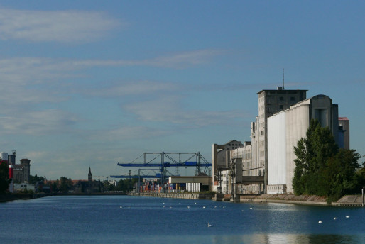 Bassin du commerce, centre névralgique du port nord - Au fond, la capitainerie (Photo Emmanuel Jacob)