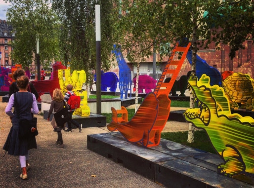 Que se cachent derrière ces statues multicolores ? (photo JFG / Rue89 Strasbourg)