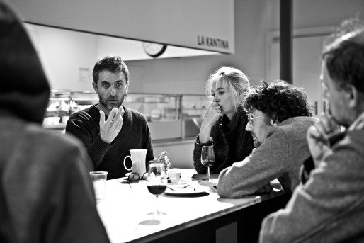 Pascal Rambert à la table de travail avec les acteurs de "Répétition" (Photo Jean-Louis Fernandez)