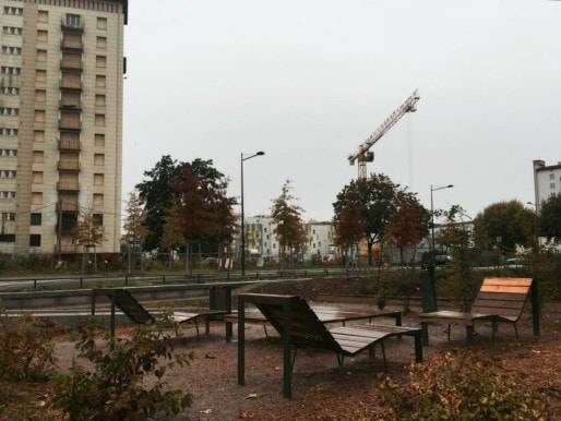 Espace dégagé, nouveau mobilier urbain, végétation maîtrisée sur la place de la Meinau (Photo: OG/Rue89 Strasbourg)