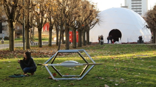 Jennifer Caubet finalise l'installation d'Utopia (photoCM-Rue89Strasbourg)