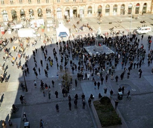 Place Kléber, plusieurs centaines d'anonymes se sont retrouvés (Photo Radio RBS)